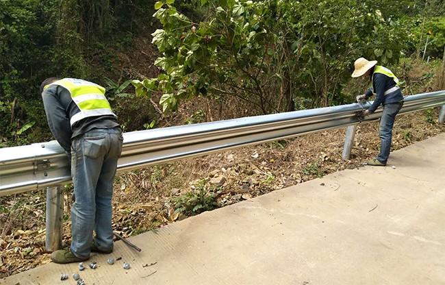 石河子高速公路护栏的定期维护与保养