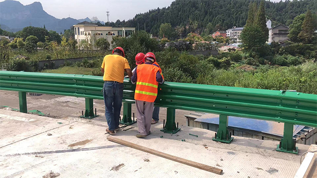 石河子高速公路护栏板的维护确保道路安全的关键环节